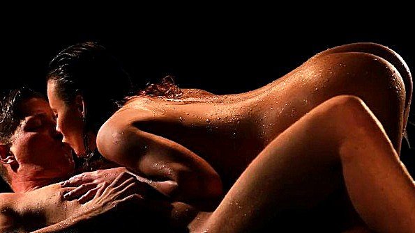 Парочка занимается красивым сексом в темноте