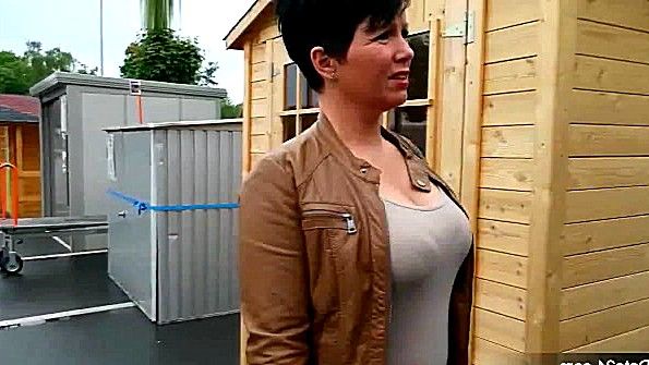 Грудастая баба делает быстро публичный минет