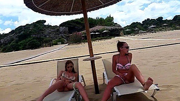 Две девушки отдыхают на пляже и мастурбируют