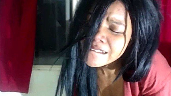 Мастурбация мулатки на камеру с диким скулежом