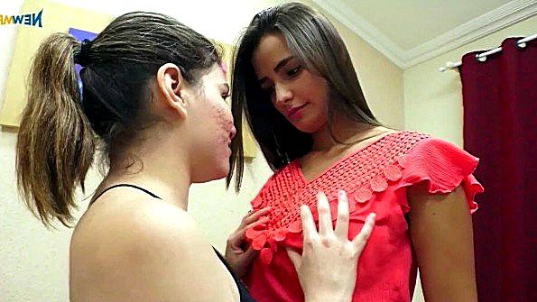 Страстный разговор девиц перерос в развратный секс