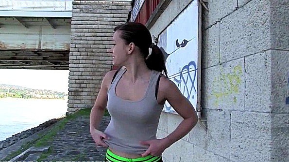 Девка встала раком на природе после получения денег