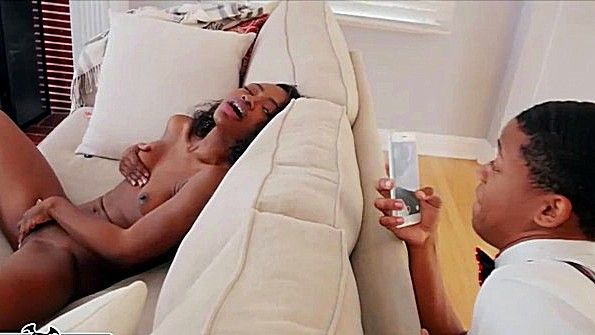 Голая негритянка отсосала хуй чуваку активно