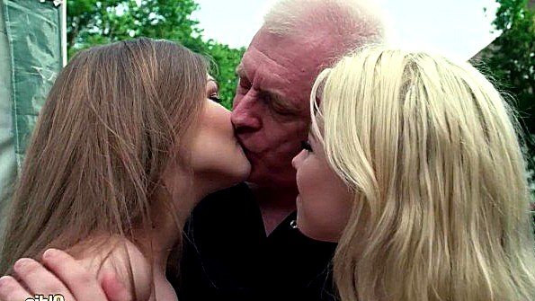 Молодые развратницы устроили трах со стариком