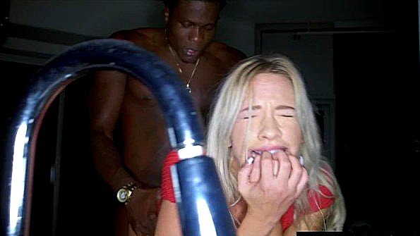 Блондинка громко стонет от жесткого траха с негром