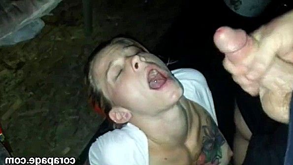 Татуированная сучка агрессивно отсасывает хуй