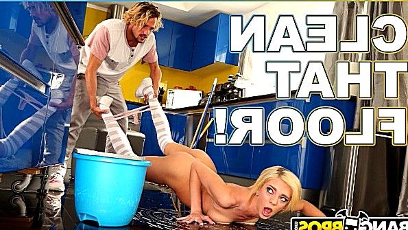 Брат с сестрой вместе убираются и переходят на трах