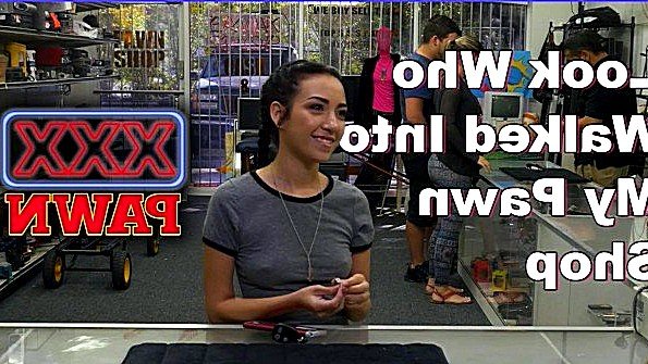 Деваха бесстыдно ебется в офисе у мужика