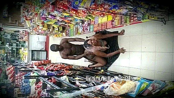 Поставил раком подругу в магазине и трахает напропалую