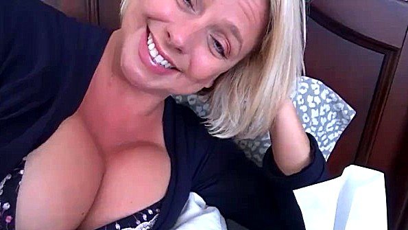 Сын влез матери под трусики и раскрутил на трах