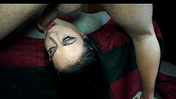 Сучку грубо трахают в ротик и заставляют пить семя