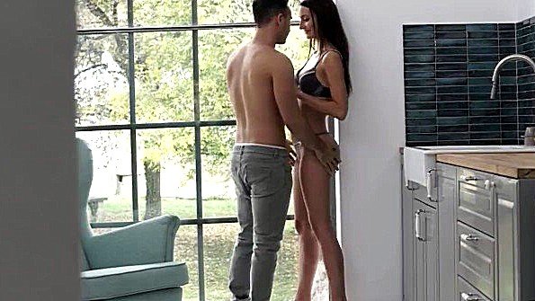 Задрала ноги в кресле и дала себя круто отыметь