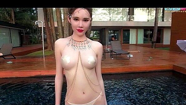 Красивая азиатка плавает голышом в бассейне