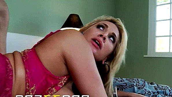 Мужик уломал роскошную блондинку на крутой трах