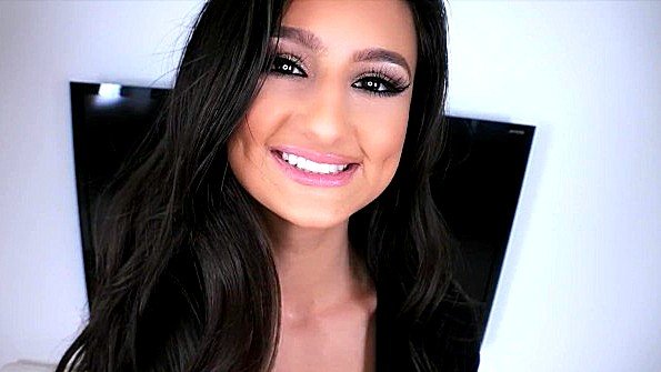 Улыбчивая девушка не против приласкать чужой хуй