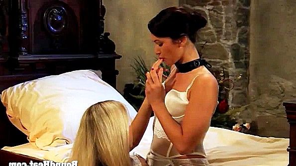 Хозяйка делает из горничной свою секс рабыню