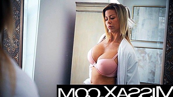 Шикарная бабенка пришла к чуваку в спальню за еблей