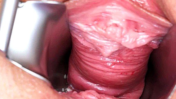 Девица рада растянуть пизду специальным прибором