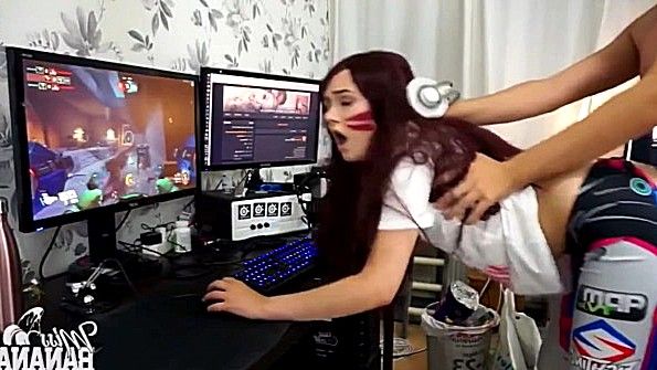 Играет на компьютере и стоит раком в сексе