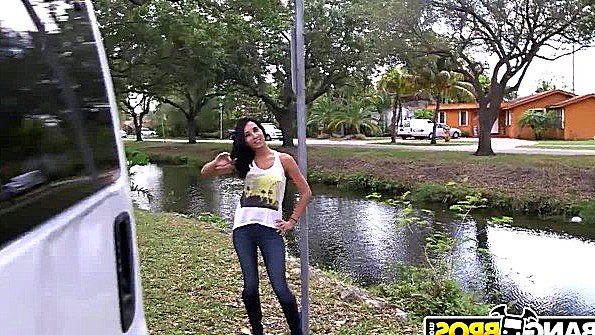 Латинская кокетка хорошо ебется в машине