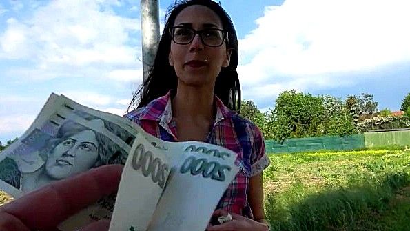 Очкастая девка не устояла перед деньгами и ебется