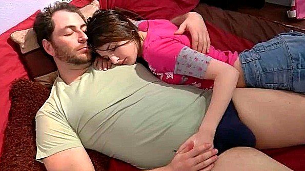 Дочь пристает к пьяному отцу и заставляет поебаться