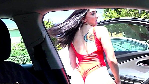 Прокатилась в машине в купальнике и ебется в зад