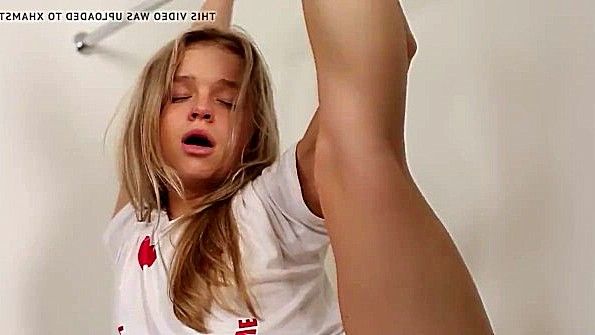 Заставил девицу поднять ногу в шпагате и поимел