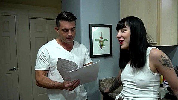 Заставила чувака встать раком и оттрахала в зад