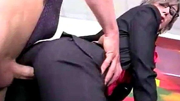 Чуваки рвут брюки на бабах и ебут их через дыры