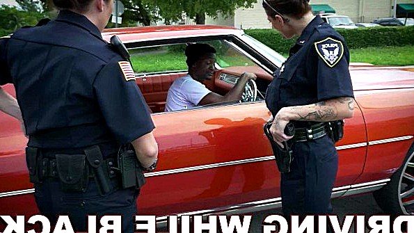 Полицейские бабы отпустили негра после ебли