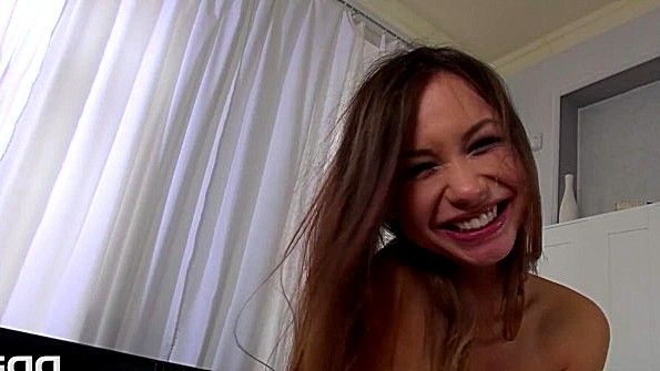 Похотливая брюнетка сделает восхитительный минет