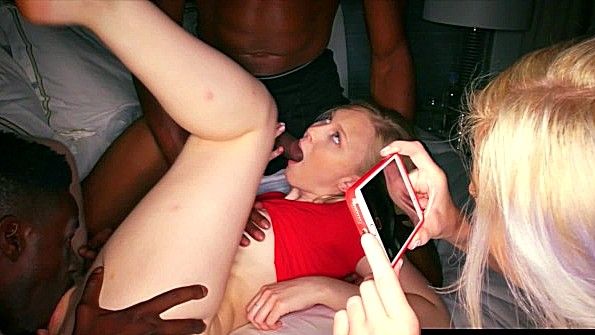 Две подружки ебутся с чернокожими любовниками