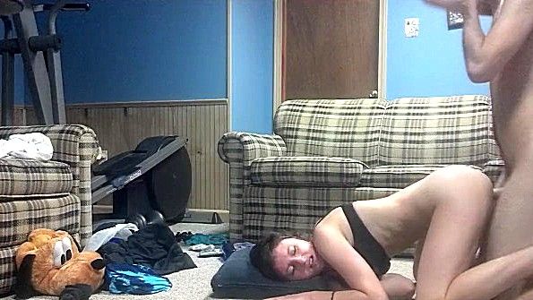 Ебет подружку жадно и попадает на скрытую камеру