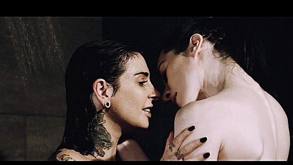 Две развратницы принимают вместе горячий душ