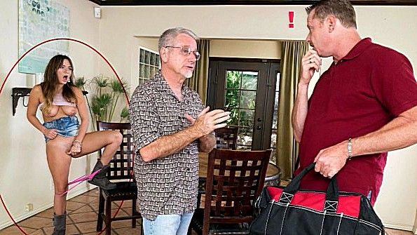 Молодая сучка совратила друга отца на перепих