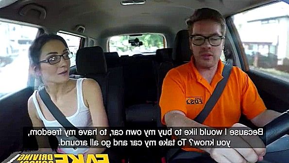 Не смогла вести машину и стала ебаться с чуваком