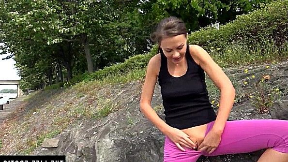 Занимается на природе спортом и пробует дрочить
