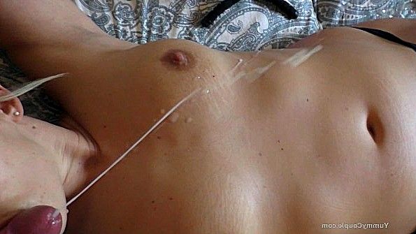 Поимел подругу в трусах и кончил ей на живот бурно