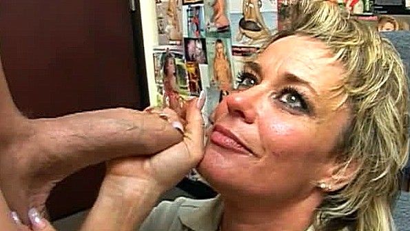 Старуха отсосала хуй мускулистому мужику до спермы