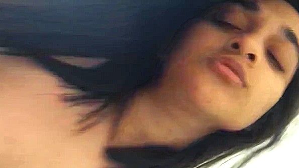 Индианка сделала крутой минет и прыгает на члене