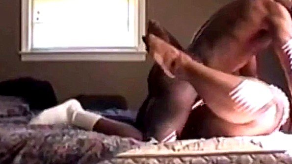 Сын агрессивно ебет мать в постели на скрытую камеру