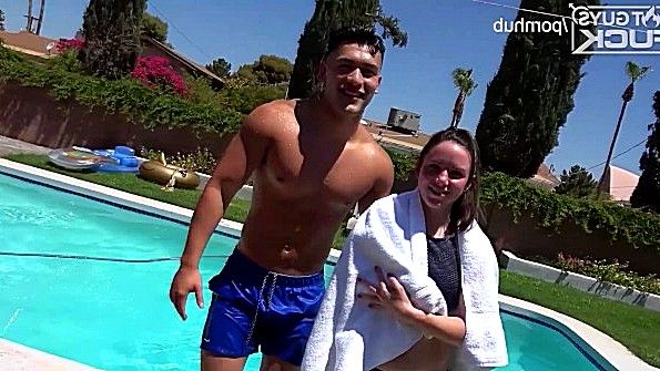 Поплавали в бассейне и отправились бурно трахаться
