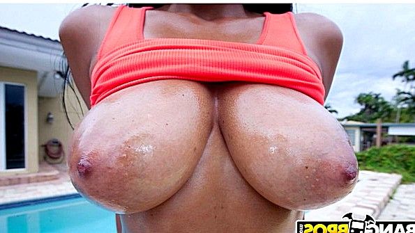 Возбужденная негритянка жадно трахается с партнером