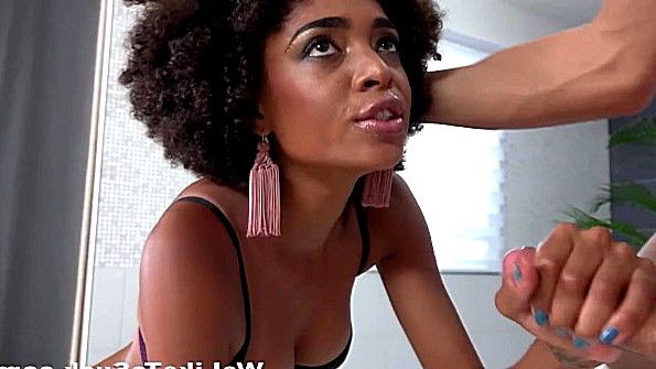 Развратница отсосала хуй и дала кончить на ее пизду