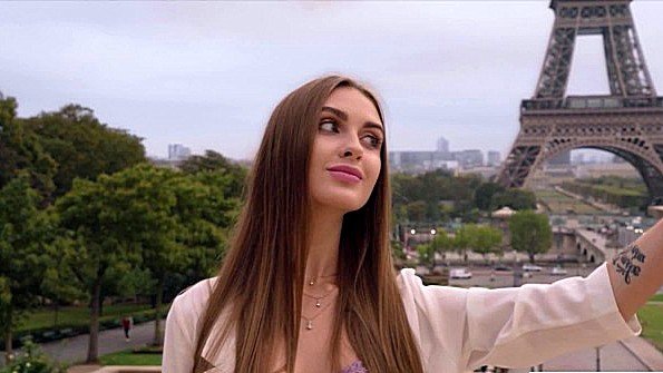 Кокетка снимет платье и оседлает хуй уверенно