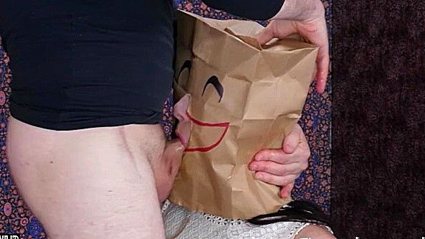 Надел шлюхе пакет на голову и заставил сосать его хуй