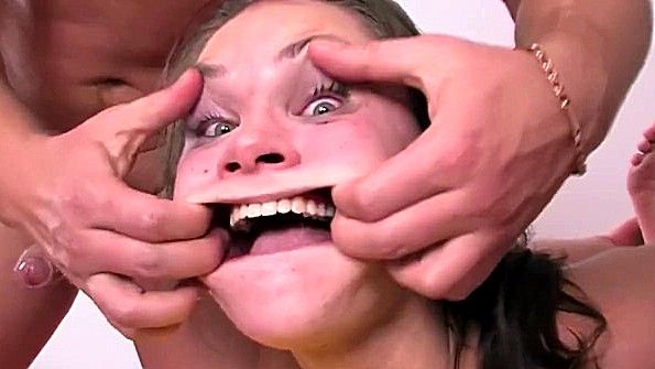 Молодых сучек заставляют очень грубо ебаться