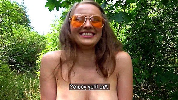 Игривая девка получила деньги и ебется на природе
