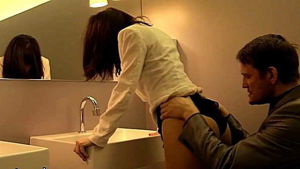 Завел сучку в туалет и устроил с ней бешеный трах